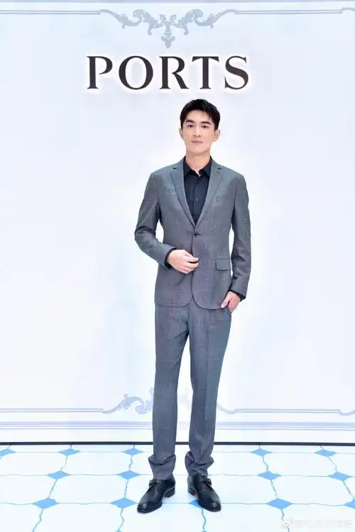 ports漫游者#演员@林更新身着#ports宝姿#细千鸟格羊毛西服套装亮相