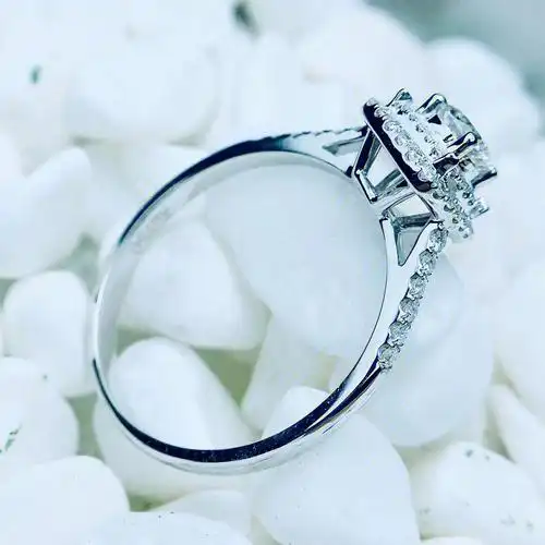 两圈显大钻石戒指