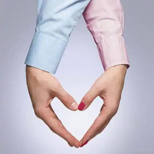 男人_女人_形状_心形_握手_隔绝_白色背景_年轻_情侣_相爱_高清图片