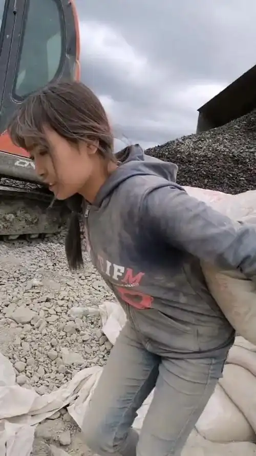 工地上美女穿着牛仔裤干活,弯腰的动作,也是辛苦了