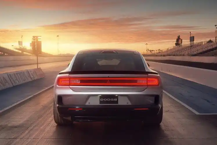 300马力后驱更低门槛聊聊全新道奇charger纯电版新车型