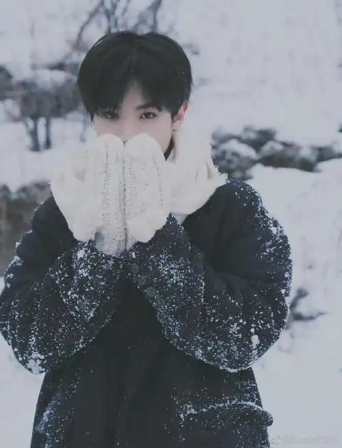 黄明昊最新雪地大片,雪地当中的男友风满满,温柔十足的可爱