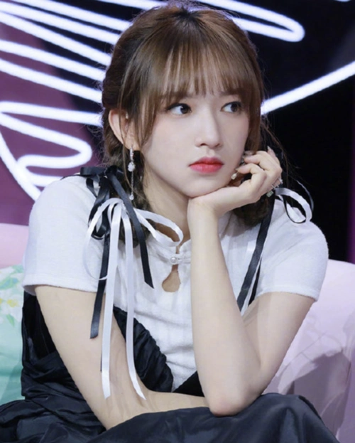 程潇扎双麻花辫元气俏皮 托腮卖萌显活泼可爱