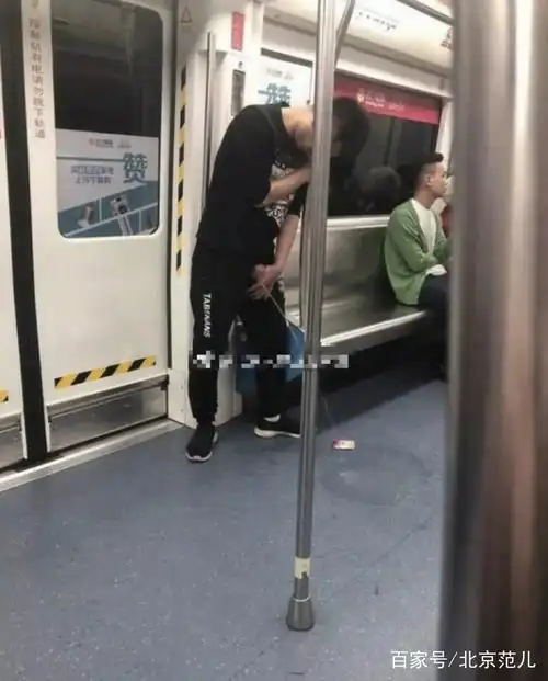 小伙地铁当众小便撒一地,毁三观