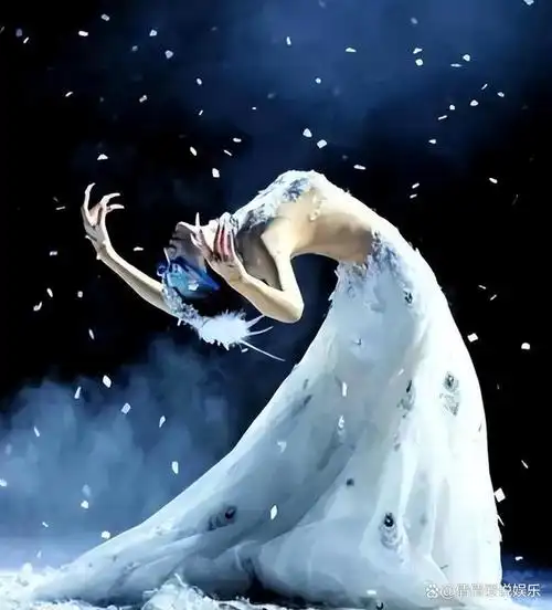 杨丽萍表演不穿衣服?服装都是彩绘的,镜头拉近时有点抢眼