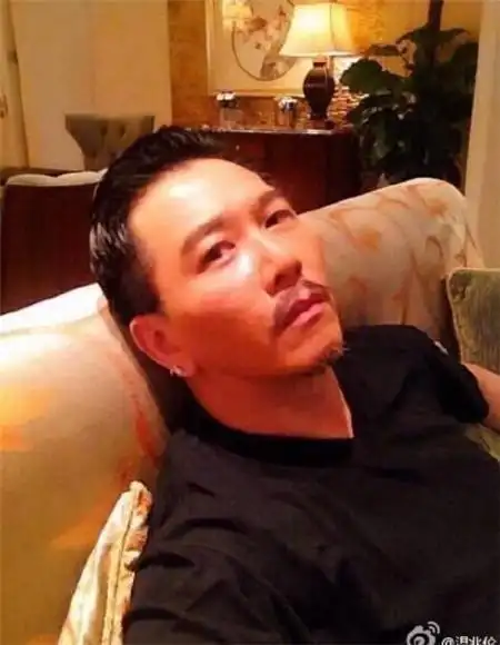 54岁温兆伦近照曝光!曾帅气迷人,一年换几个女友!如今竟变这样凄惨!