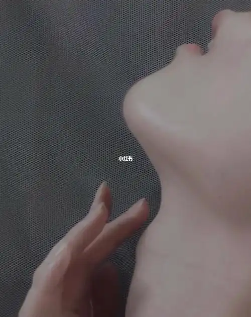 谁懂,我一女的喉结甚至比一些男生还明显一点试图配合冤种闺蜜拍喉结