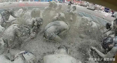 读《呼兰河传》,思当代生活的大泥坑