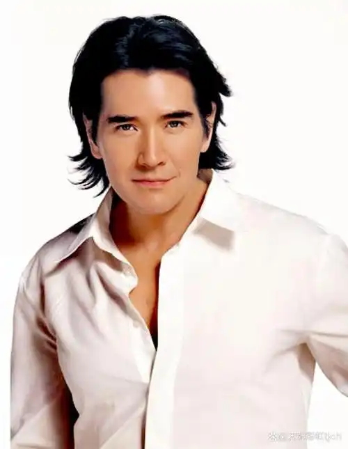 费翔,中国台湾资深歌手,演员,1981年凭借单元剧《十一个女人》正式