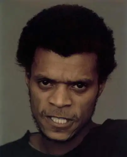 个人,黑色背景,生气,仅一个年轻男性,站着,愤怒,摄影,影棚,发怒,龇牙