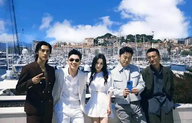 杨幂雷佳音大鹏戛纳红毯后休闲合照哇 都好有青春感!