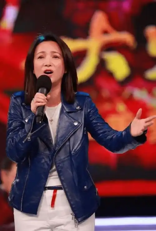 原创何晴老了后也发福了不少双下巴很富贵多肉的身材还挺柔软的