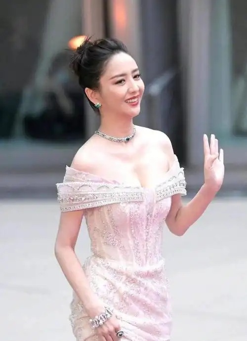 即使出道后,她的美丽也像一颗永不褪色的明星,照亮了我们的屏幕.