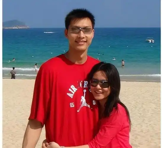 易建联:27岁娶巴西足球宝贝,36岁宣布退役,生两儿子成人生赢家