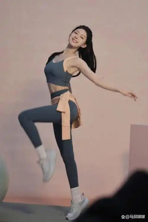 李一桐 ▼李一桐身高165cm,体重只有84斤,她纤细的小蛮腰和丰满挺翘