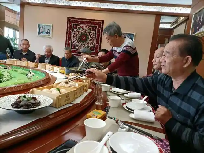 我们今天很荣幸地也在这个包厢用餐.