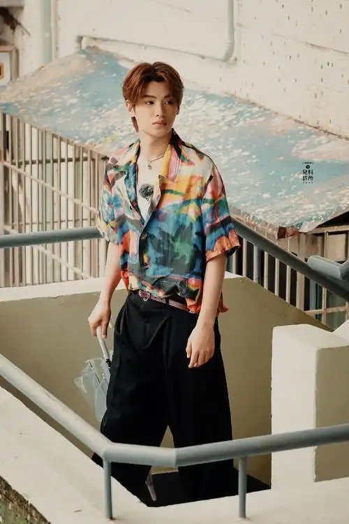 黄明昊花衬衫饭拍96 港风氛围感拉满