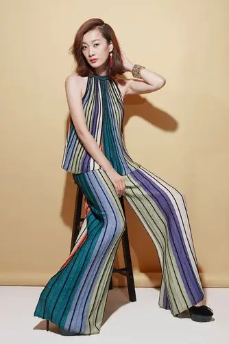 徐梵溪曝时尚写真 俏皮可爱玩转青春时尚范儿