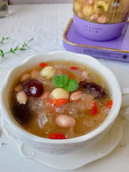 春季养生一定要喝它97花生莲子银耳羹,滋阴润肺白成一道光图2