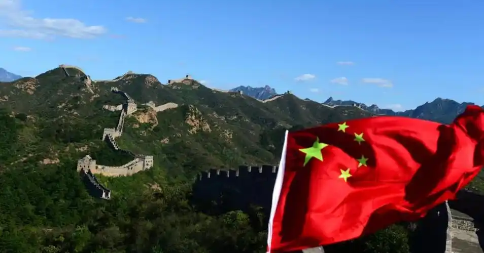 河北省滦平县金山岭长城上五星红旗迎风飘扬.