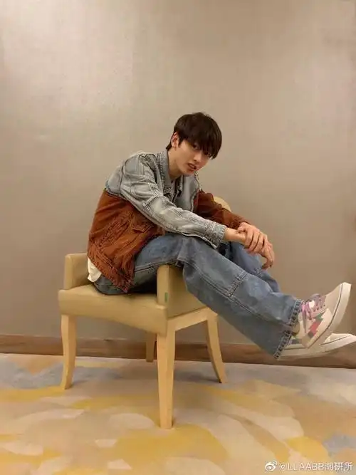 陈宥维超话@unine_陈宥维上脚#荣耀20#pro × llaabb  ×@復仇風暴