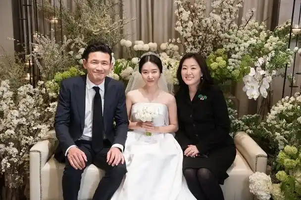 现年39岁的韩国女星李贞贤本月7日透过亲笔信宣布于当日结婚