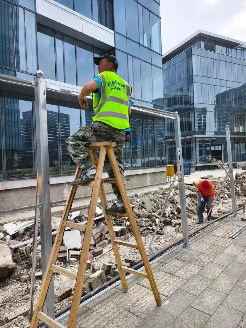 客户订单围挡安装施工中. #工程围挡 #全国各地发货 #装配 - 抖音