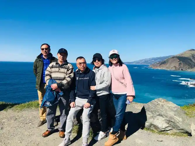 路遇一群香港同胞,热情地为我们五人合影