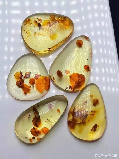 这类花珀是形成过程中混入的杂质较多,在外界气温交