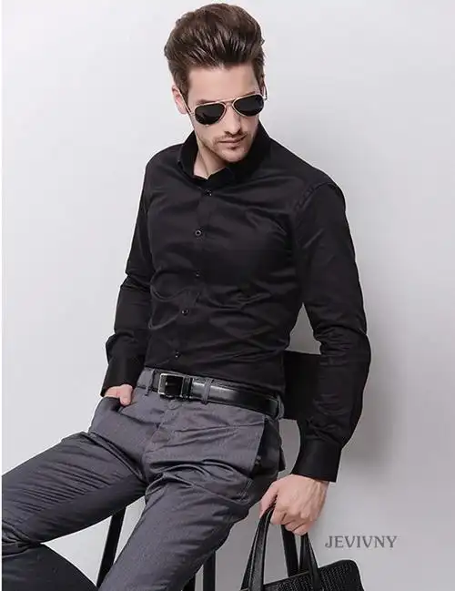 如果是正式场合穿,黑衬衫最好还是搭配深色系的裤子来说,比如黑色或者