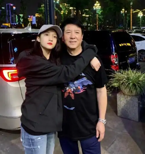 他是不是离过婚关少曾的老婆叫做李君,是一名话剧演员,也就是关晓彤的