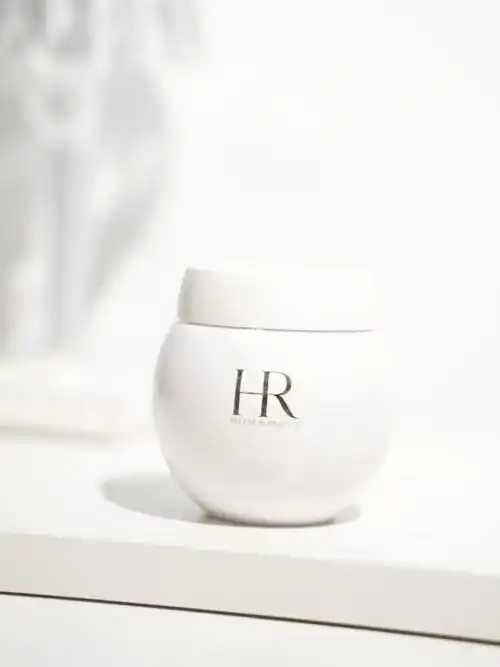 赫莲娜白绷带黑白搭配的神