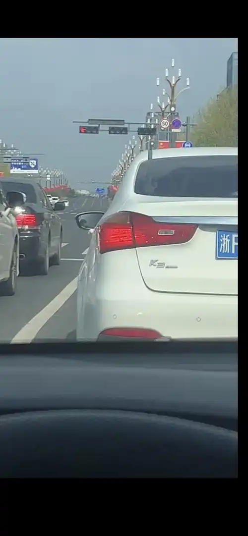 趁着红绿灯多拍几张自己在开车的照片,就可以以此.