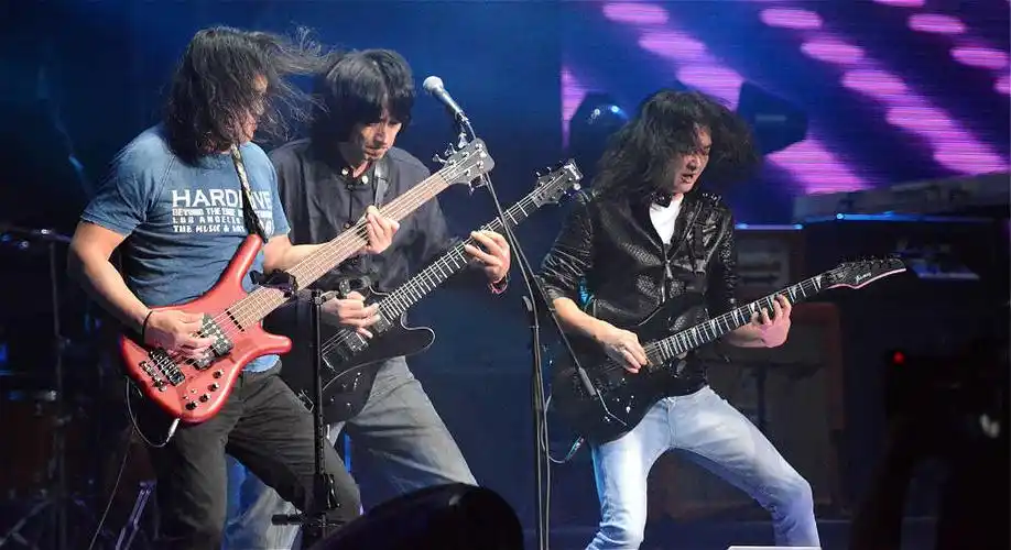 当唐朝乐队唱起《国际歌》时,现场观众全体起立,随著乐队一起跳跃高歌