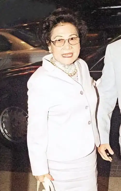 邝肖卿:84岁时在上海买上百块地皮,如今光靠收租,每年赚200亿