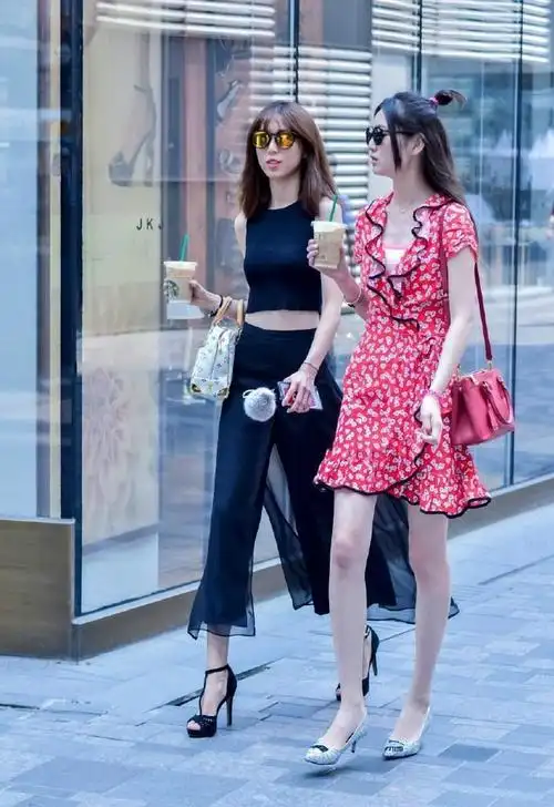 街拍时尚: 遇到两个穿连衣裙的长腿闺蜜, 美胸以下全是腿