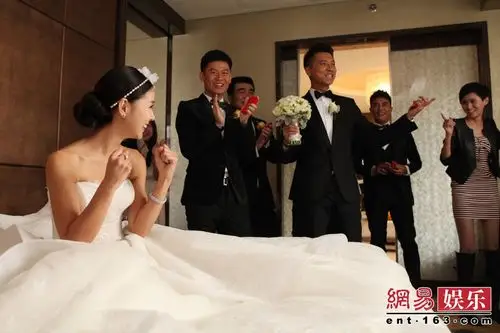 王雷李小萌今日大婚 新郎携伴郎团热闹接亲(组图)