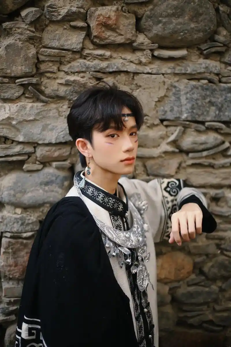 第一次旅拍.#彝族服饰 #男生写真 #国风 - 抖音