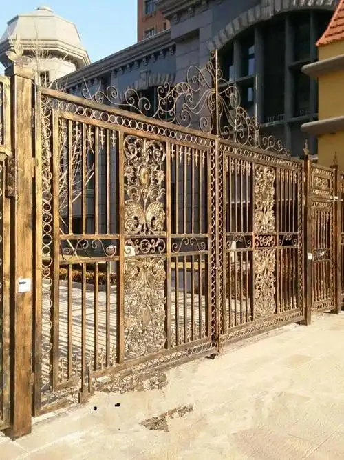 青岛自由人镀锌方管之印象山铁艺大门