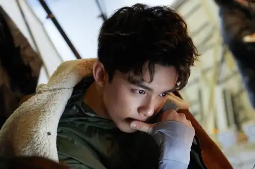 吴磊学习工作两不误 专心神情令网友花式沦陷