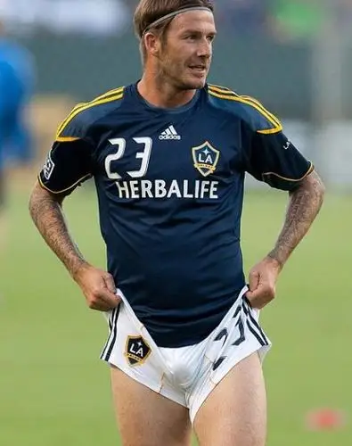 图文-贝克汉姆掀起短裤凹凸有致 这就是辣妹的金蛋蛋