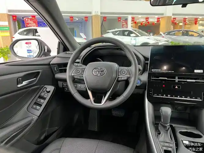 亚洲龙的内饰以t字型布局为主,线条很有层次感,也很清晰的进行了功能