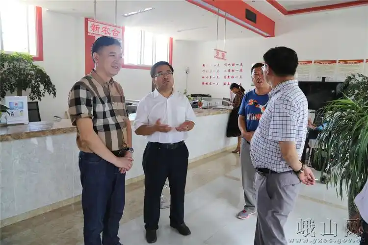 在县委书记王志新等县领导陪同下,贵州省瓮安县委副书记,县长黄桂林