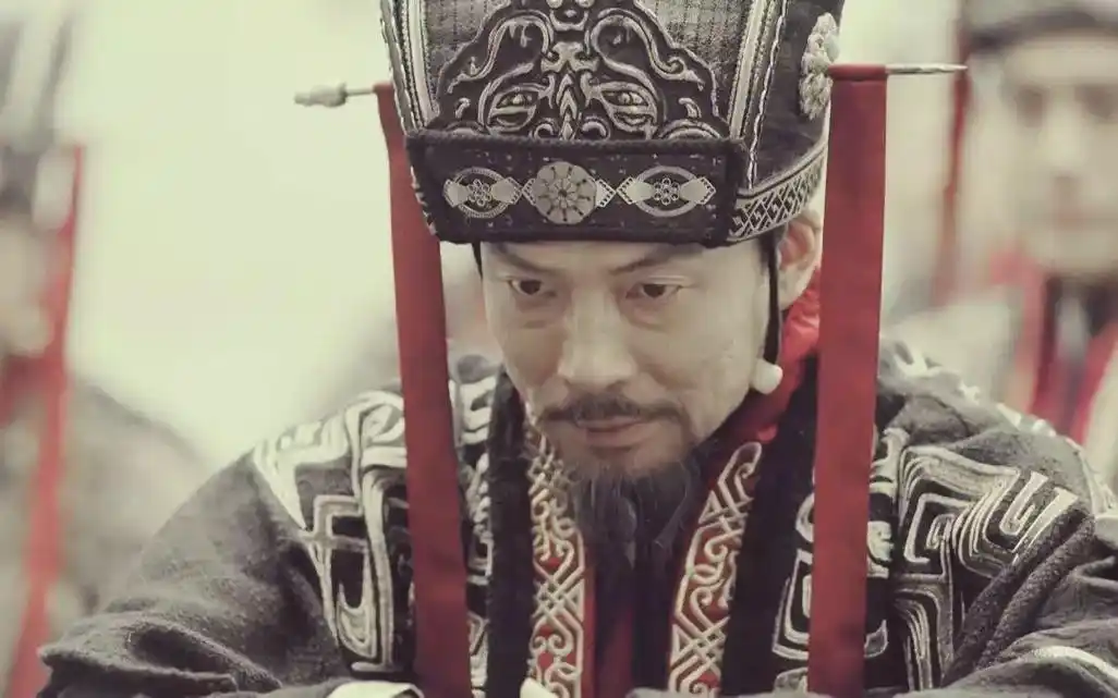 荀攸(剧照)参与军机,他智慧过人,迭出妙策;但对曹操,对同僚,却注意不