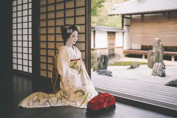 "筍亭"芸伎とし真菜"筍亭日本艺伎(geisha)产生于17世纪的东京和大阪