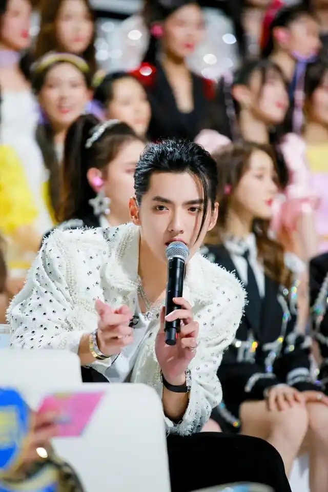 吴亦凡"痞帅风"亮相综艺节目,长发梳起垂下一缕刘海,帅气有型