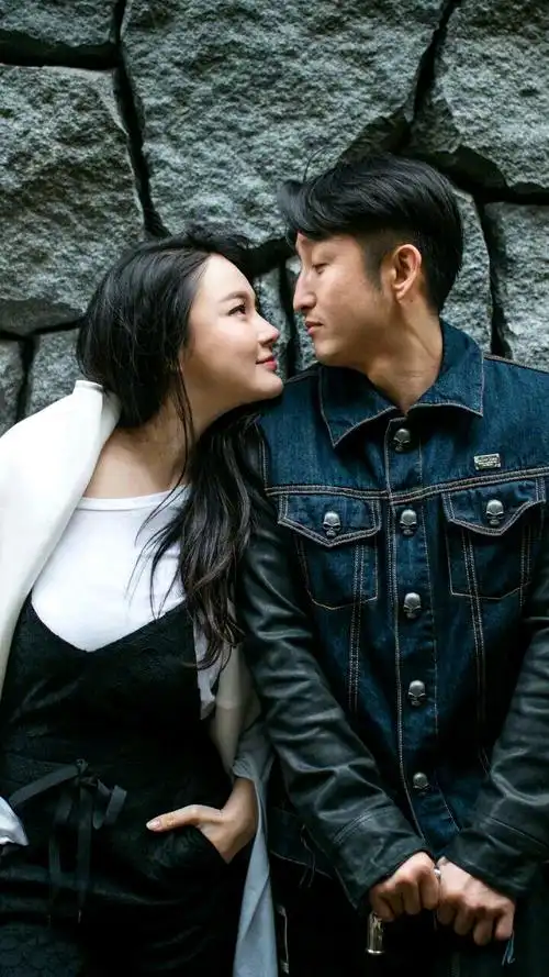 深情对视:幸福的一刻