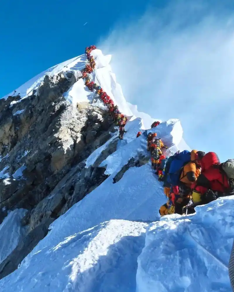 排队登顶珠峰的人群 7815每年天气逐渐变暖,珠穆朗玛峰迎来了一股