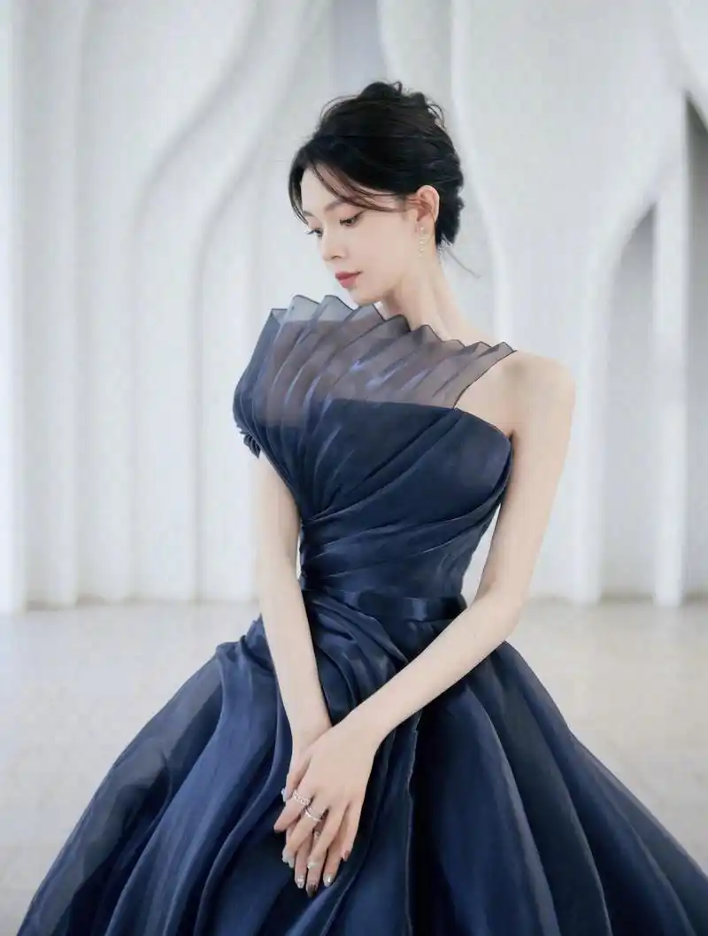 陈瑶一字齐肩深蓝礼服优雅大方写真