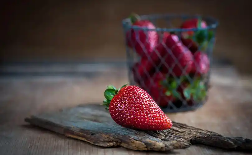 镜头下的红色奶油草莓壁纸